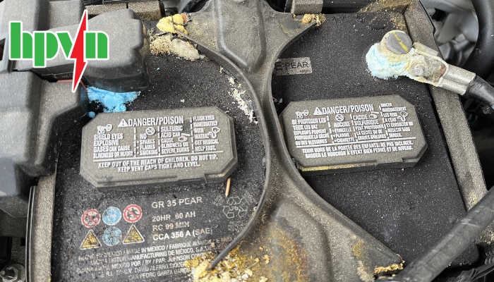 B&igrave;nh ắc quy s&ocirc;i nước do qu&aacute; cũ