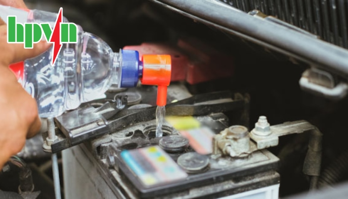 B&igrave;nh ắc quy bị s&ocirc;i nước do lẫn tạp chất