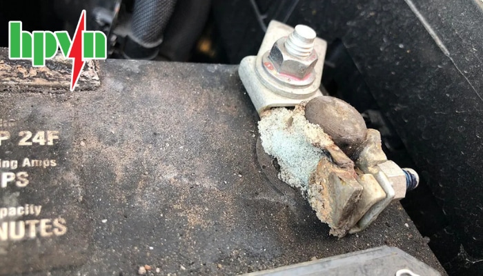 Quan s&aacute;t xung quanh ắc quy bằng mắt thường